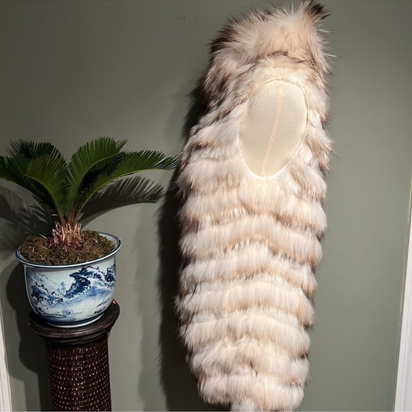 BCBG MAXAZRIA Darah Fur Vest in Cream~ Excellent Condition ~ Size XS
$277 - Picture 4 of 12